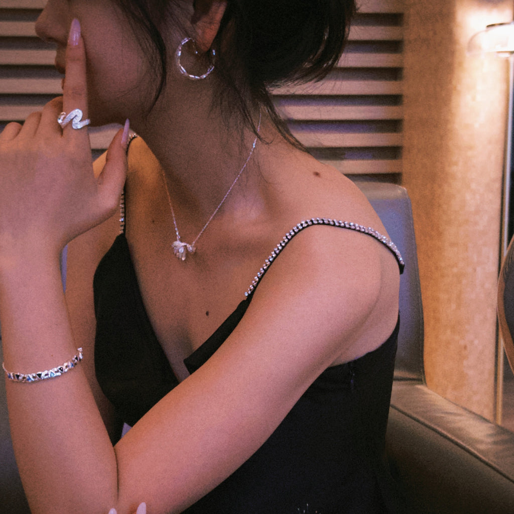 Mistveil Flying-Ribbon Silver Elevating Ring