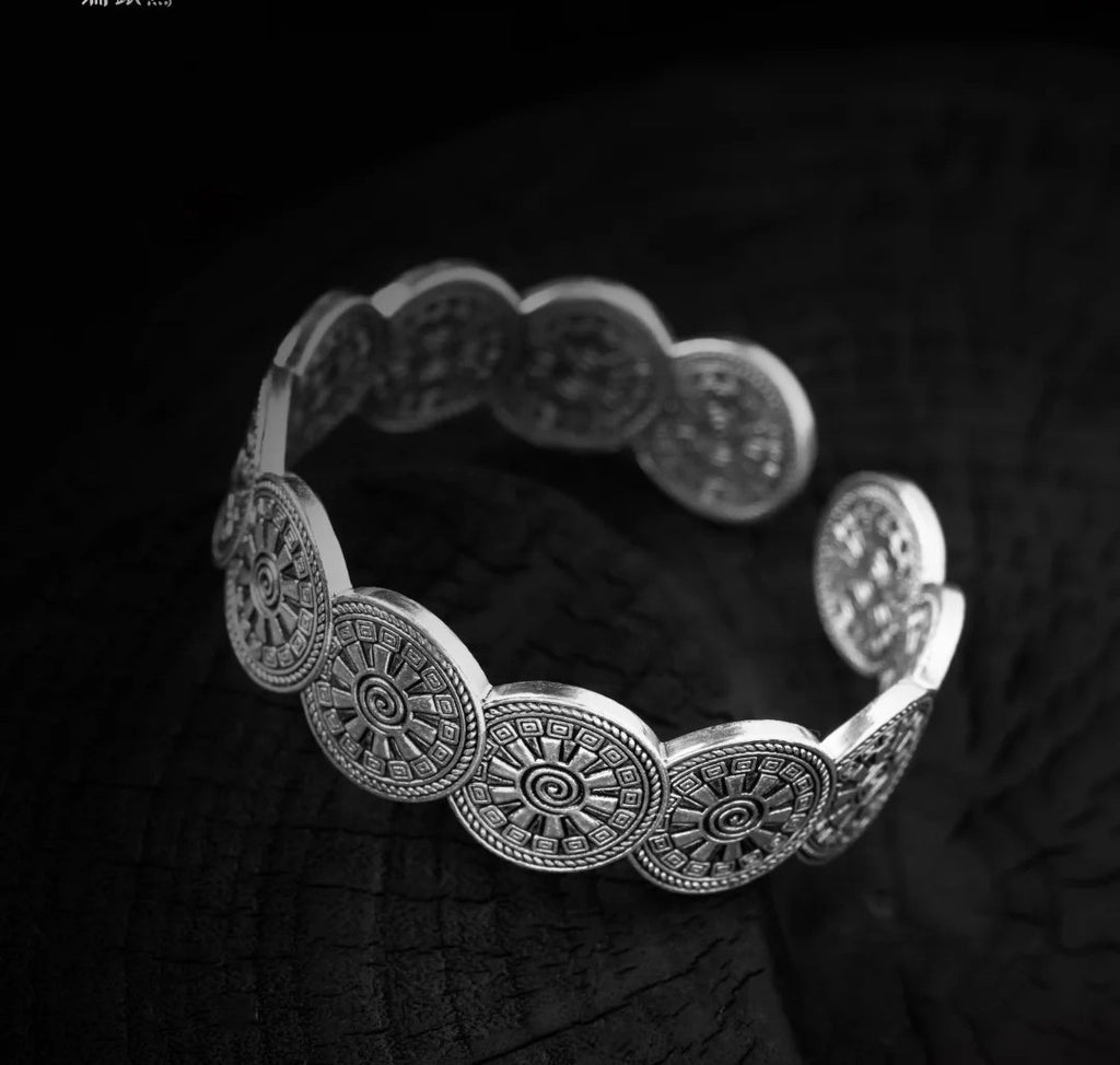 Mistveil Drum-Rhythm Interlocked Silver Protective Bangle
