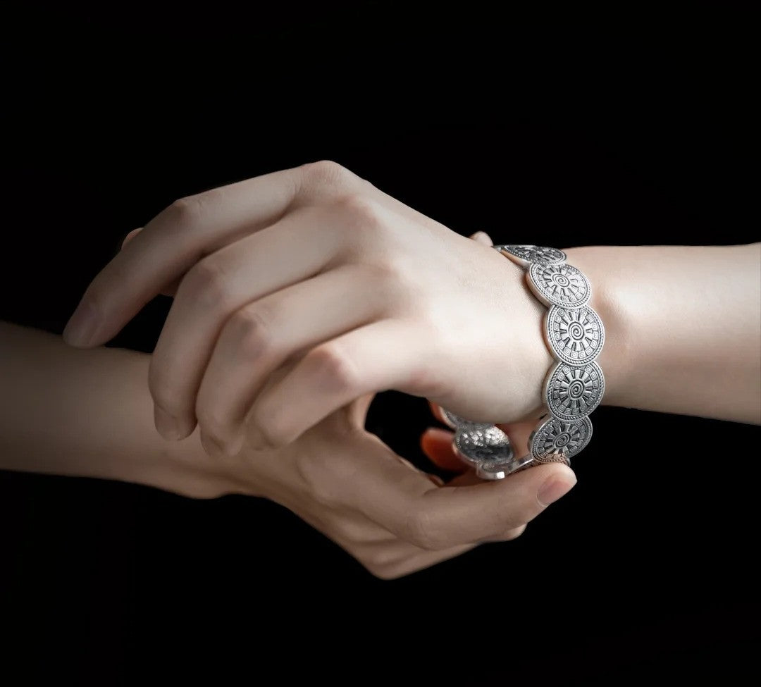 Mistveil Drum-Rhythm Interlocked Silver Protective Bangle